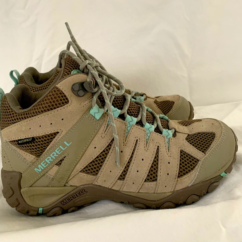 Women’s Merrell 6” hikers